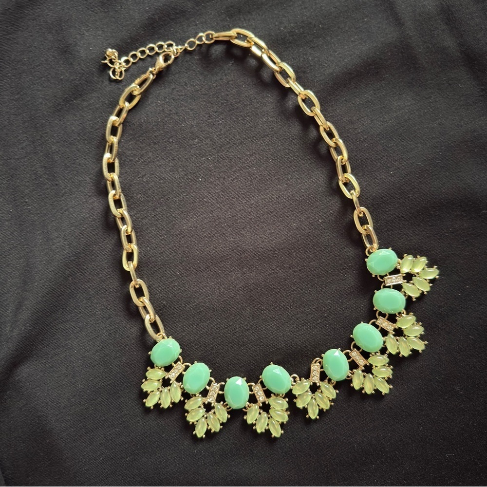 Elegant Floral Jewelry Set - Picture 2 of 4